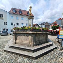 Der Sebastianibrunnen in Landau an der Isar