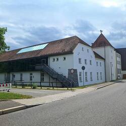 Historisches Gebäude mit moderner Erweiterung in Eggenfelden