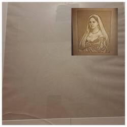 Il foglio bianco, se esposto ad una luce posteriore, rivela la Filigrana