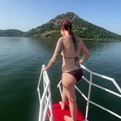 Und hier sehen sie die berühmte Frosch-Arschbombe. Eine 9,7 auf der Richter-Skala