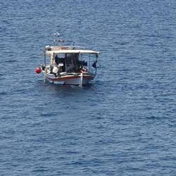 Fischerboot beim Auslaufen