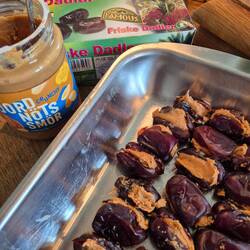 Das Dessert der Stunde: Datteln mit Peanutbutter im Gefrierfach....