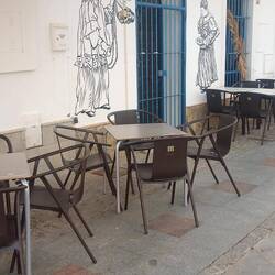 Interessante Wandmalerei an der Bar auf dem Kirchplatz