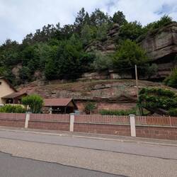 Schönes Zusammenspiel zwischen Garten und Felsen