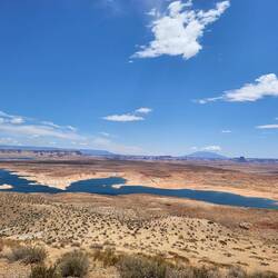 Der angestaute Lake Powell, im Hintergrund Navajo Mountain mit 3110m