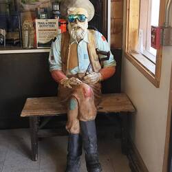 Der saß abends vorm Supermarket 🥸