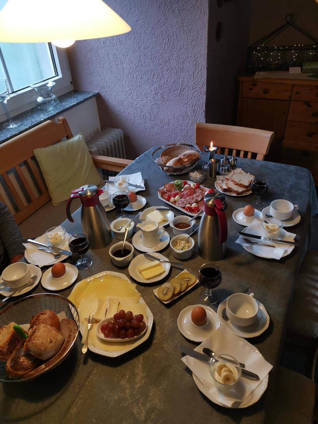 Jeden Morgen so ein liebevoll gedeckter Frühstückstisch mit Erklärung, was sie selbst zubereitet hat