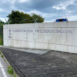 Marinestützpunkt gleich neben dem Stellplatz