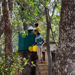 Hier wird der große Spülkasten aufgefüllt, der wiederum die Spülkästen in den Toiletten bedient.