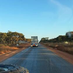 Sieht harmlos aus, oder? Realität ist, dass auf dem bisschen Teer 2 Lkw Platz haben müssen.