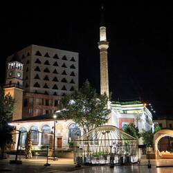 Die kleine Moschee und der Uhrturm