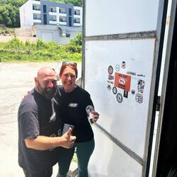 Nach getaner Arbeit bekommt der Mech einen Sticker von uns - und natürlich sein Geld
