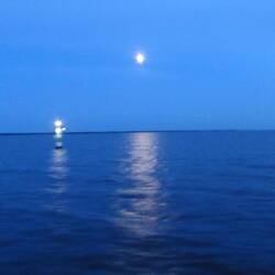 Spätabends auf dem Vänersee: Mond und Leuchtturm