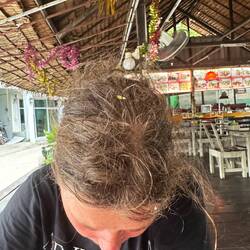 So sehen 5x in Salzwasser getränkte Haare aus mit Pflanzen verziert 🤣