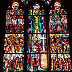 Glasramen zoals ik ze nog nooit zag. Hoekiger getekend, expressionistischer.