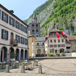 Typisch plein en de mooie kathedraal van Saint-Maurice. Tweede pinksterdag en dus is alles gesloten