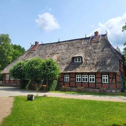 Hier verbirgt sich das Restaurant. Selbst zur Mittagszeit ist es wie ausgestorben.