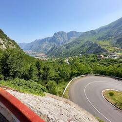 Und hoch geht's ein paar der Serpentinen wieder.