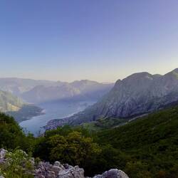 Da unten im Schatten schläft Kotor noch