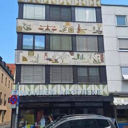 Kontrast: "moderne" Fassade der Mohren-Apotheke