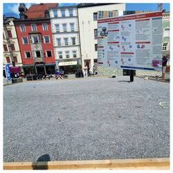 Mittendrin die Pétanquebahn