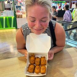 Teig in lachenden Eierformen ausgebacken und mit Schoki gefüllt - die Hüfte bedankt sich. 🤪