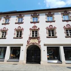 Bürgerhaus Fraunhoferstraße mit Rokoko-Stuckfassade, Ende des 18. Jh.