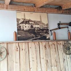 Das Spitaltor in Straubing an der Wand des Biergartens "Zum Bayerischen Löwen"