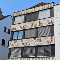 Schöne modernere Apothekenfassade