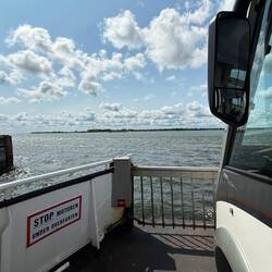 Kleine Fähre, für eine kurze Überfahrt