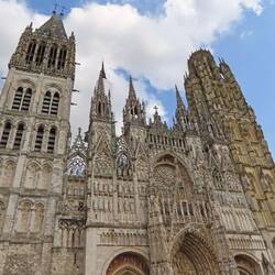 Die Kathedrale sprengt alle Dimensionen und vereint diverse Baustile