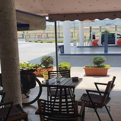 Jetzt wird's echt unangenehm bei 32° C und noch ~ 10 km zu fahren, lieber noch einen Café frappe