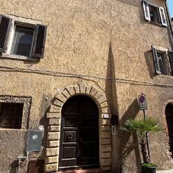 Haus von 1650 - der Bewohner zeigt mir auch das Innere