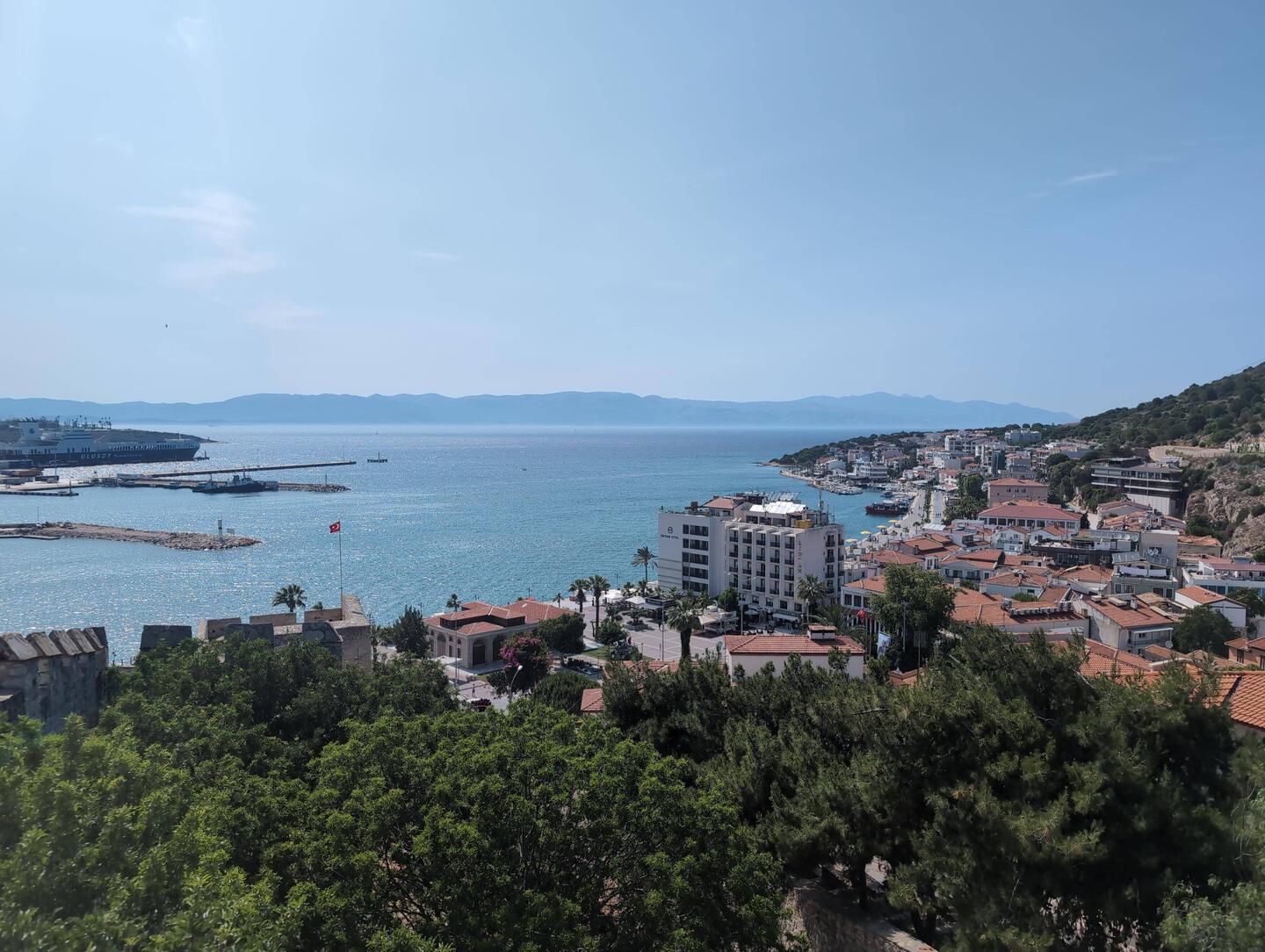 En face, l'île grecque de Chios