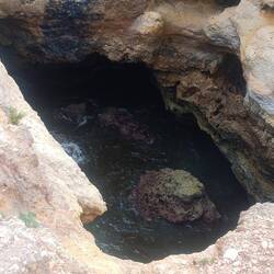 Und immer wieder tiefe Löcher, in denen das Meer schwappt