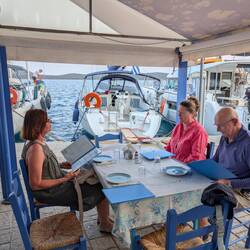 Abendessen direkt neben unserem Boot ⛵