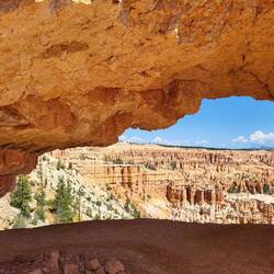 Das Loch in dem Fels eignete sich nicht nur gut zum Durchlaufen. Kommt auch gut auf dem Foto