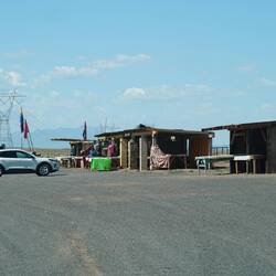 Natives verkaufen Schmuck etc. am Highway