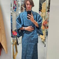 Un yukata pour moins de 10e! Je saute sur l’occasion il est super beau! Il manque la ceinture!