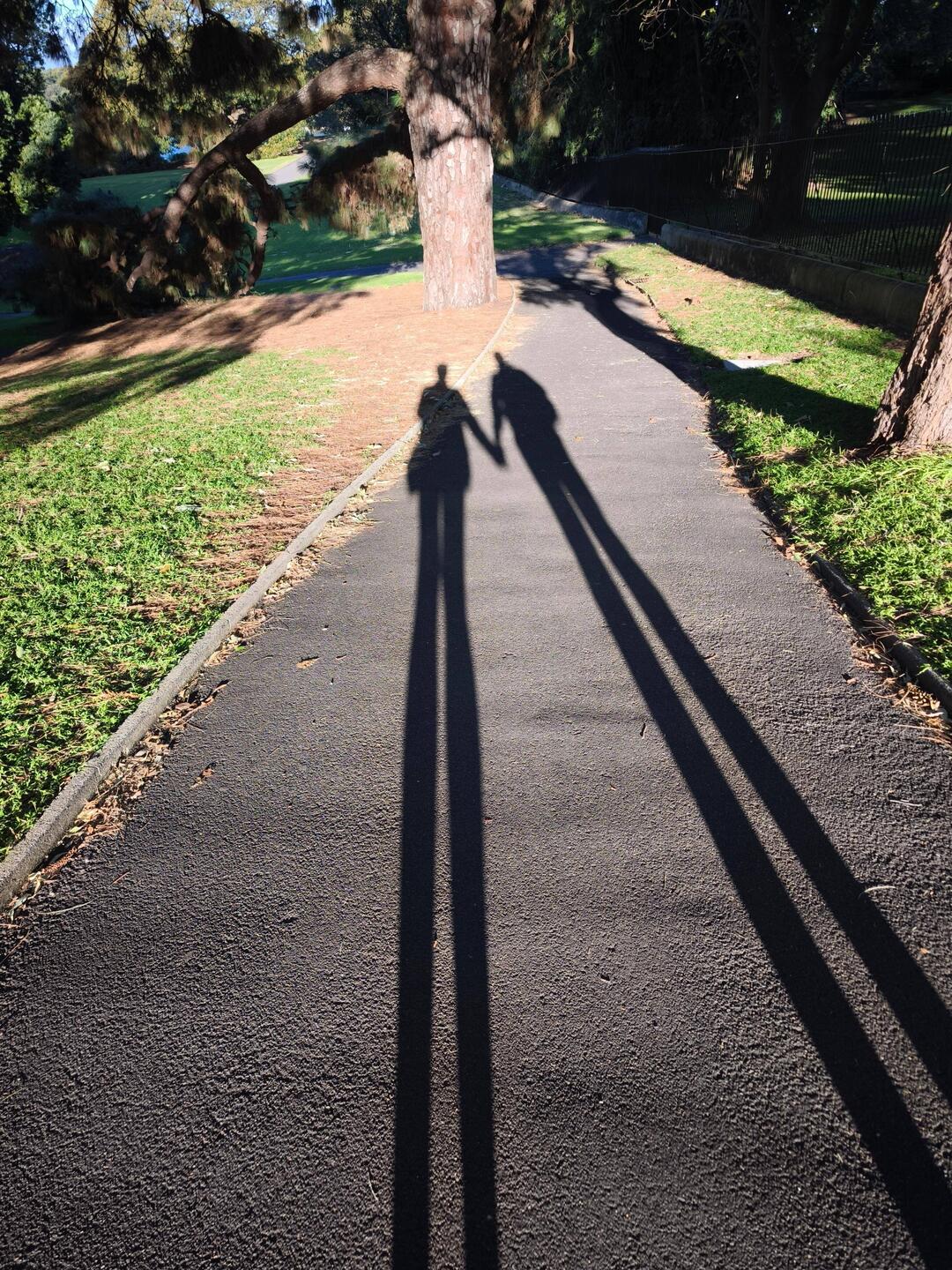Hand in Hand durch den Park💞