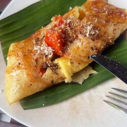 Un pancake énorme coco banane papaye ananas sirop de palme au petit dej pour 1,5€