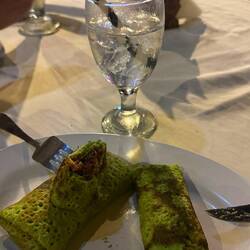 Un bon Dadar Gulung (spécialité de Bali, crêpe remplie de coco confite, pour jamais plus de 2€ 😋😋😋