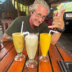 Même warung: moins de 1€ le délicieux jus de fruit frais, pourquoi se priver? Citron passion mangue