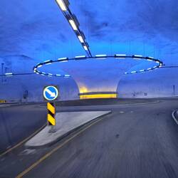 Kreisverkehr im Tunnel