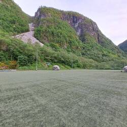 Sportplatz mit Steinschlag
