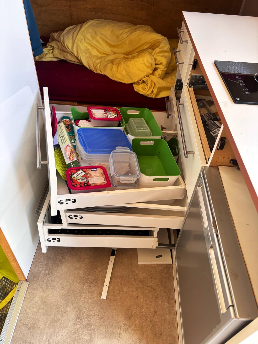 Den Schubladen ist die Holperei nicht so gut gekommen. Sieht aber schlimmer aus, als es ist.