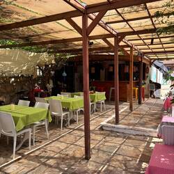 Alles vom Besitzer zusammen mit Freunden innerhalb von zwei Monaten errichtet