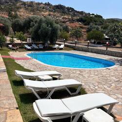 wir holen uns auf einem wunderschönen Platz, etwas abseits von Meer. ruhig, freundliche Leute