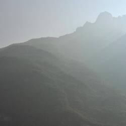 Genuanceerd ochtendlicht vol nevel en waas.