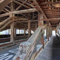 Een statige binnenkomst in Martigny over deze overdekte houten brug.